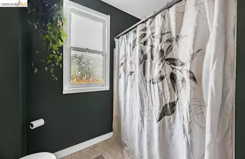 Bath - 220 Perkins Ave, Vallejo, CA 94590 photo 1 of 2