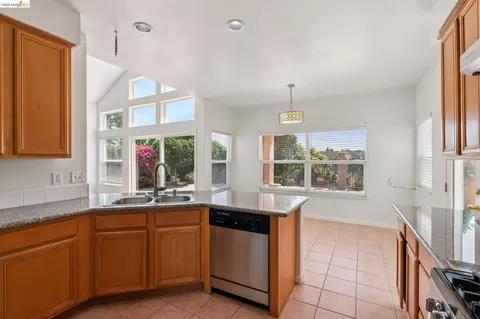 Kitchen - 154 Camino Del Sol, Vallejo, CA 94591 photo 4 of 4
