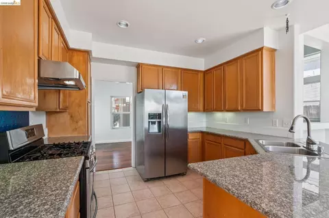 Kitchen - 154 Camino Del Sol, Vallejo, CA 94591 photo 2 of 4