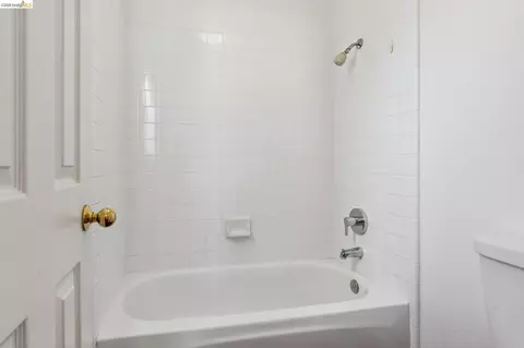 Bath - 154 Camino Del Sol, Vallejo, CA 94591 photo 4 of 5