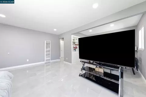 Living - 3021 Georgia St, Vallejo, CA 94591 photo 3 of 3
