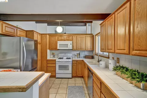 Kitchen - 2826 Wright Ave, Pinole, CA 94564 photo 2 of 5