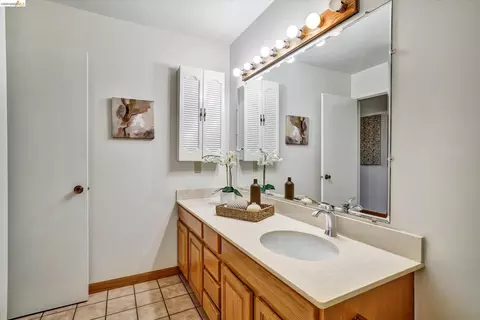 Bath - 2826 Wright Ave, Pinole, CA 94564 photo 4 of 4