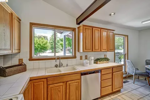 Kitchen - 2826 Wright Ave, Pinole, CA 94564 photo 4 of 5
