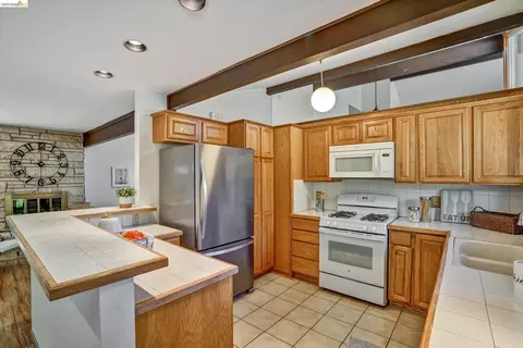 Kitchen - 2826 Wright Ave, Pinole, CA 94564 photo 3 of 5