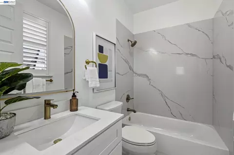 Bath - 416 Dewitt Ln, Alameda, CA 94501 photo 3 of 5