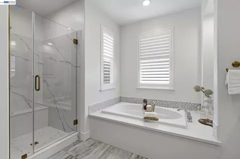 Bath - 416 Dewitt Ln, Alameda, CA 94501 photo 2 of 5
