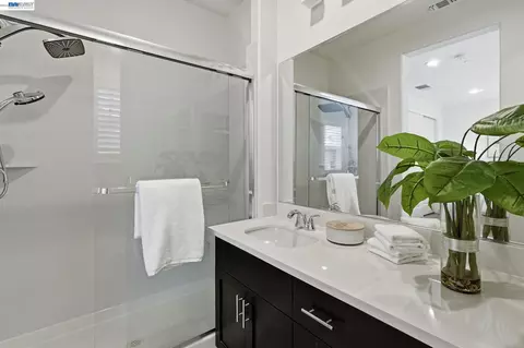Bath - 416 Dewitt Ln, Alameda, CA 94501 photo 5 of 5