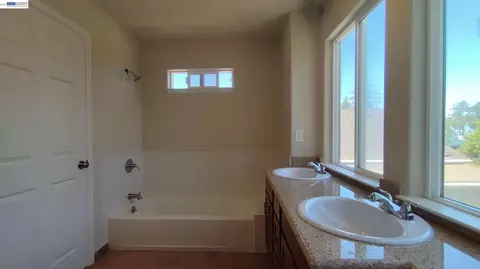 Bath - 917 1st St, Rodeo, CA 94572 photo 4 of 4
