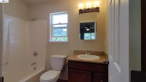 Bath - 917 1st St, Rodeo, CA 94572 photo 1 of 4