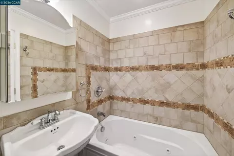 Bath - 8271 Cavalier Ln, Dublin, CA 94568 photo 4 of 4