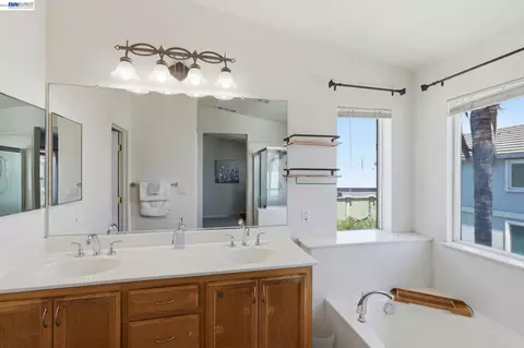 Bath - 1205 Nellis Ct, Pittsburg, CA 94565 photo 5 of 5