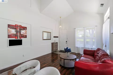 Entry Way - 1205 Nellis Ct, Pittsburg, CA 94565 photo 2 of 6