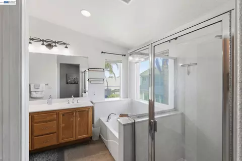 Bath - 1205 Nellis Ct, Pittsburg, CA 94565 photo 3 of 5