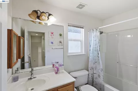 Bath - 1205 Nellis Ct, Pittsburg, CA 94565 photo 2 of 5