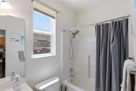 Bath - 1205 Nellis Ct, Pittsburg, CA 94565 photo 1 of 5