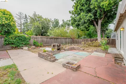 Exterior - 2465 Mountain View Dr, Concord, CA 94520 photo 16 of 17