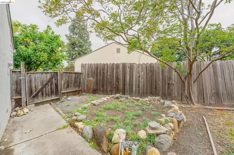 Exterior - 2465 Mountain View Dr, Concord, CA 94520 photo 14 of 17