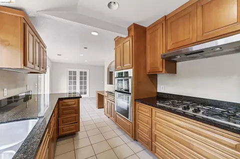 Kitchen - 2465 Mountain View Dr, Concord, CA 94520 photo 4 of 7