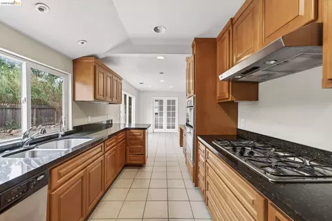 Kitchen - 2465 Mountain View Dr, Concord, CA 94520 photo 5 of 7