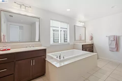 Bath - 182 Willowrun Way, Oakley, CA 94561 photo 2 of 4