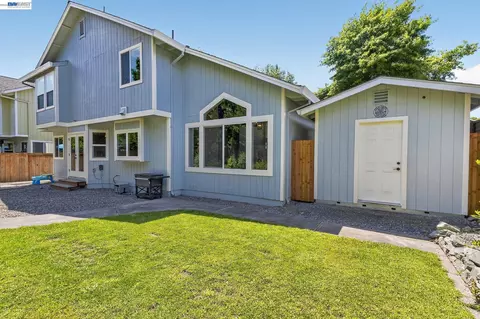 Exterior - 9111 Piccadilly Cir, Windsor, CA 95492 photo 6 of 7