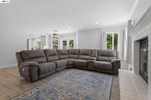 Living - 9111 Piccadilly Cir, Windsor, CA 95492 photo 1 of 2