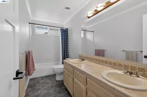 Bath - 9111 Piccadilly Cir, Windsor, CA 95492 photo 2 of 5