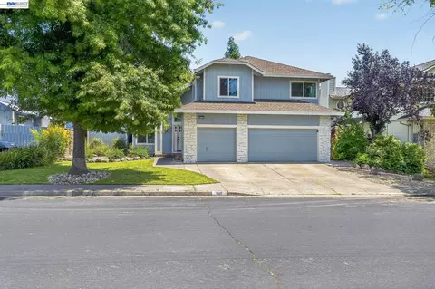 9111 Piccadilly Cir, Windsor, CA 95492