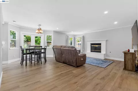 Living - 9111 Piccadilly Cir, Windsor, CA 95492 photo 2 of 2