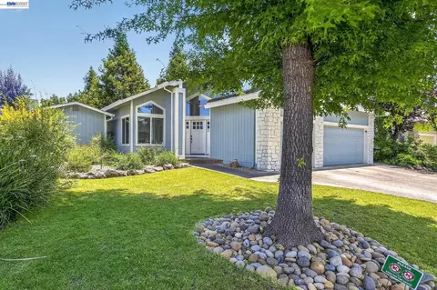 Exterior - 9111 Piccadilly Cir, Windsor, CA 95492 photo 4 of 7