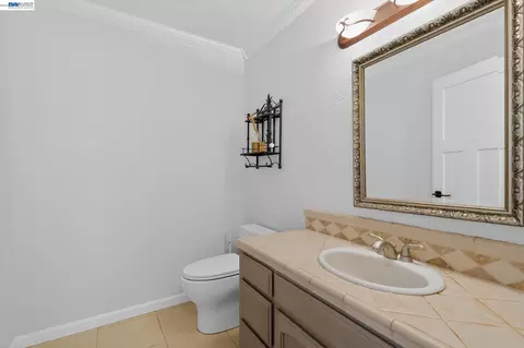 Bath - 9111 Piccadilly Cir, Windsor, CA 95492 photo 1 of 5