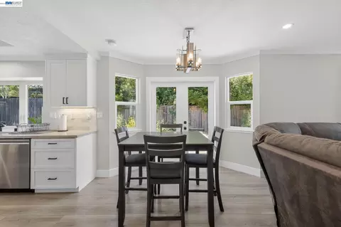 Dining - 9111 Piccadilly Cir, Windsor, CA 95492 photo 2 of 2