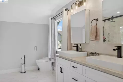 Bath - 9111 Piccadilly Cir, Windsor, CA 95492 photo 4 of 5