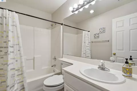 Bath - 10856 Glengarry Ln, Dublin, CA 94568 photo 2 of 2