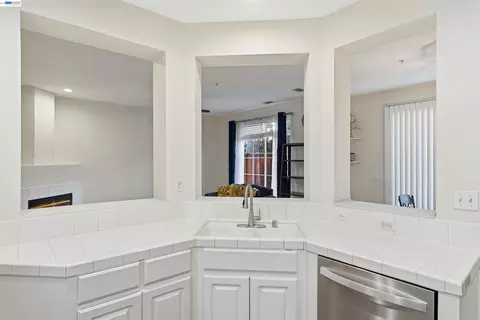 Kitchen - 10856 Glengarry Ln, Dublin, CA 94568 photo 2 of 2