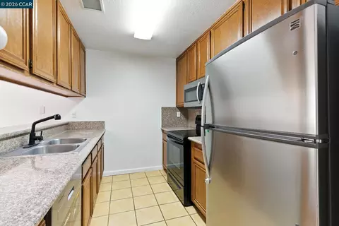 Kitchen - 128 Peppermill Ln, Pittsburg, CA 94565 photo 2 of 5