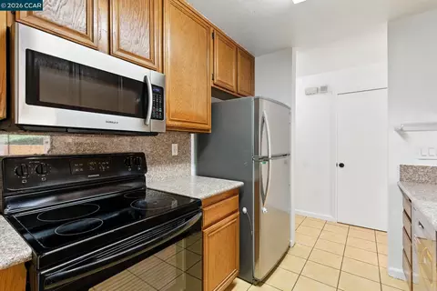 Kitchen - 128 Peppermill Ln, Pittsburg, CA 94565 photo 4 of 5