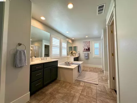 Bath - 2610 Shofield Ct, Tracy, CA 95377 photo 2 of 4