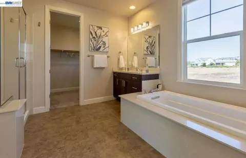 Bath - 4456 Sunset View Dr, Dublin, CA 94568 photo 3 of 5
