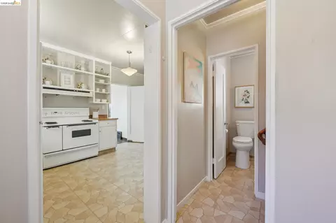 Entry Way - 98 Fairlawn Dr, Berkeley, CA 94708 photo 3 of 7