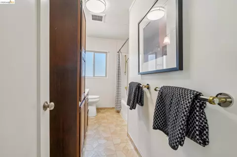 Bath - 98 Fairlawn Dr, Berkeley, CA 94708 photo 2 of 4