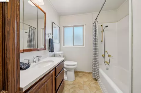 Bath - 98 Fairlawn Dr, Berkeley, CA 94708 photo 3 of 4