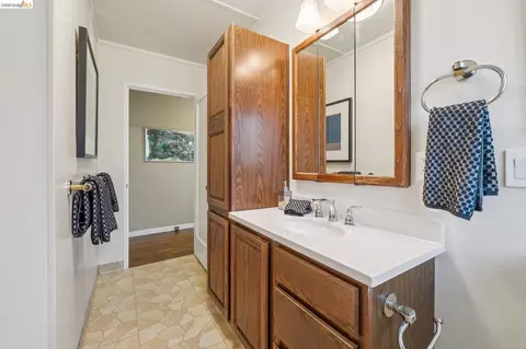 Bath - 98 Fairlawn Dr, Berkeley, CA 94708 photo 4 of 4