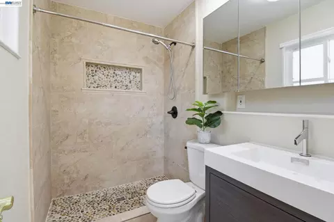 Bath - 8023 Holanda Ln, Dublin, CA 94568 photo 1 of 2