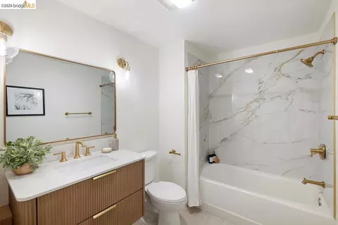 Bath - 2029 Channing Way #3D, Berkeley, CA 94704 photo 1 of 5