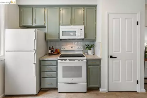 Kitchen - 2029 Channing Way #3D, Berkeley, CA 94704 photo 6 of 9