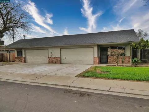 205 Kingston Ln, Modesto, CA 95354