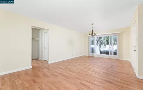 Living - 508 Vervais Ave, Vallejo, CA 94591 photo 4 of 5
