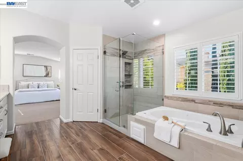 Bath - 5625 Applegate Way, Dublin, CA 94568 photo 2 of 5